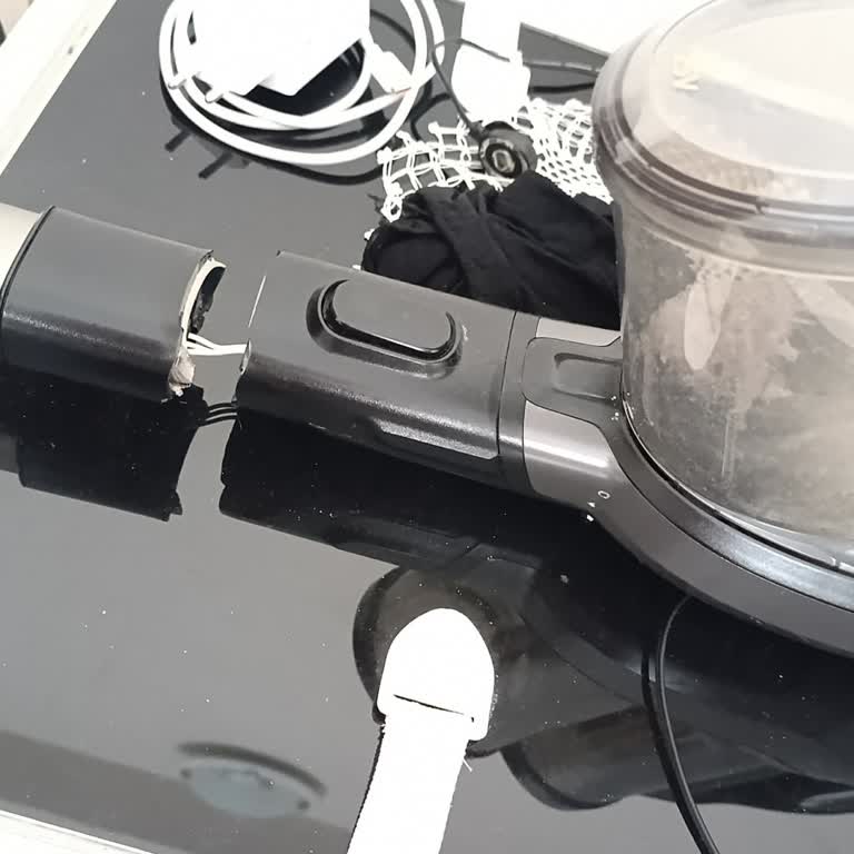 Philips 8000 Serisi Aqua Dik Süpürge Bağlantı Kısmı Kırıldı Ücretsiz Değişim Talebi