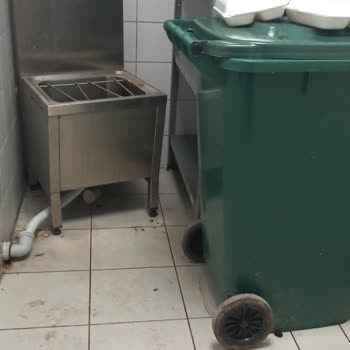 Kocaeli Üniversitesi Hastanesi'nde Hijyen Eksikliği Ve Asansör Problemleri!