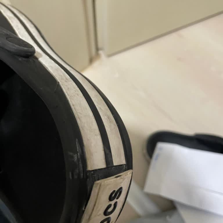 Crocs Terliklerinde Çorap Topuklarının Delinmesi Uzun İnceleme Süreci Ve Hızlı İade Talebi