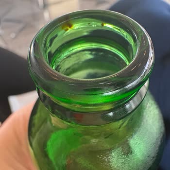 Damla Su Şişenin Ağız Kısmında Pas Lekesi