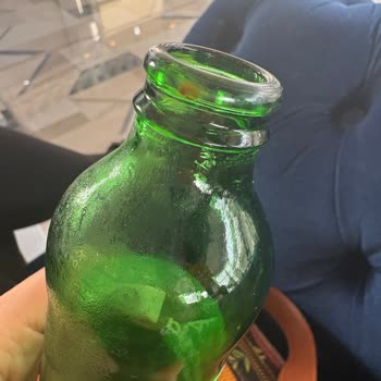 Damla Su Şişenin Ağız Kısmında Pas Lekesi