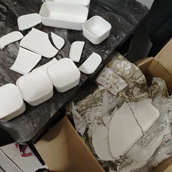 Kırık Porselen Kargo Teslimatı Ve İletişimsizlik Şikayeti