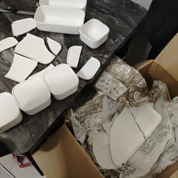 Kırık Porselen Kargo Teslimatı Ve İletişimsizlik Şikayeti