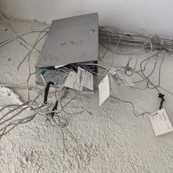 Apartman Girişindeki Dağınık Bağlantı Kutusu Ve Kabloların Hızlı Düzenlenmesi Talebi
