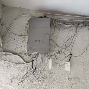 Apartman Girişindeki Dağınık Bağlantı Kutusu Ve Kabloların Hızlı Düzenlenmesi Talebi