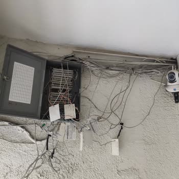 Apartman Girişindeki Dağınık Bağlantı Kutusu Ve Kabloların Hızlı Düzenlenmesi Talebi
