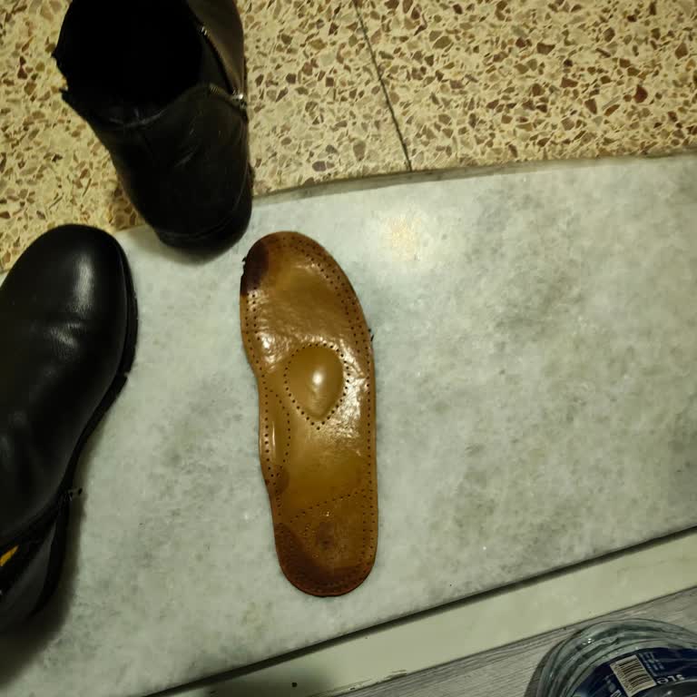 İstinyePark Desa Şubesinde Sözde Ortopedik Bot Su Geçiriyor Ve Çözüm Sunulmadı