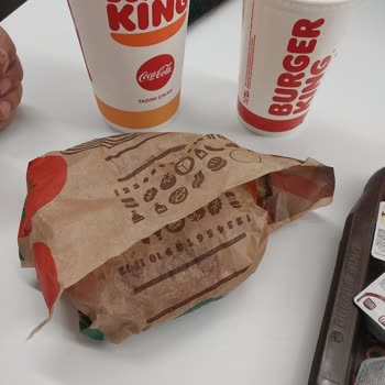 Burger King’de Soğuk Hamburger Ve Kızarmamış Patatesler Uzun Bekleme Sonrası Hayal Kırıklığı