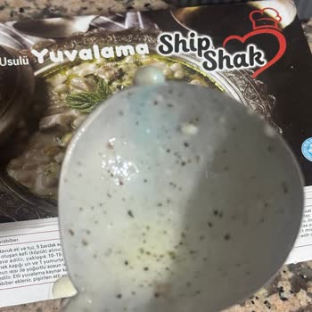 Ship Shak Hem Rengi Hem De İçinden Çıkan Bu Mavi Sıvı