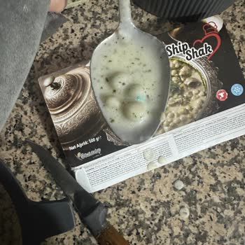 Ship Shak Hem Rengi Hem De İçinden Çıkan Bu Mavi Sıvı