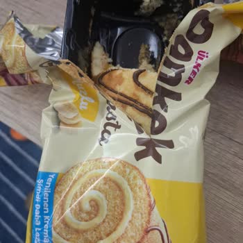 Migros'tan Aldığım Ülker Dankek Muzlu Rulo Pastada Plastik Parça Ve Canlı Böcek
