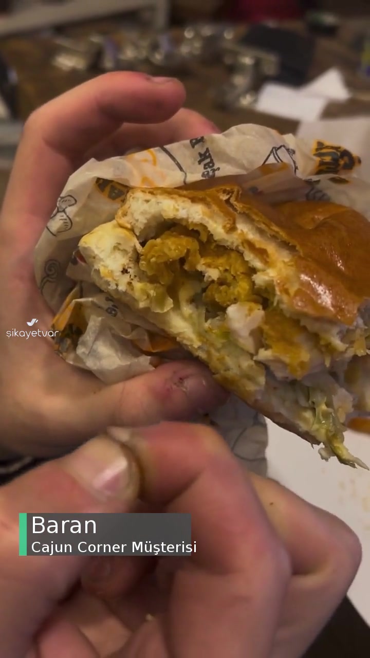 Cajun Corner Burgerin İçinden Kıl Çıktı! videonun kapak resmi