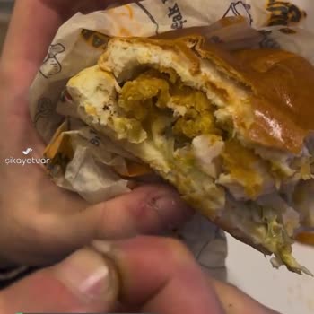 Cajun Corner Burgerin İçinden Kıl Çıktı!