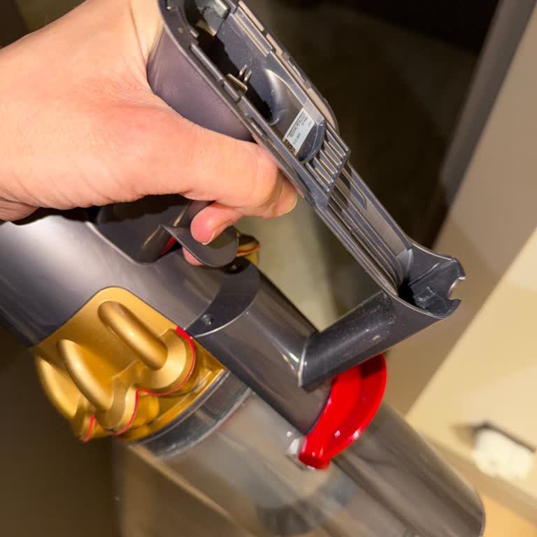 Dyson Süpürgem Bataryasız Gönderildi Kullanılamaz Durumda Ve Müşteri Destek İlgisiz