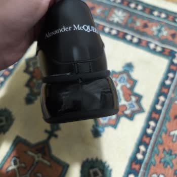 Defolu McQueen Ayakkabı Ve Satıcıdan Cevapsızlık Üzerine Hızlı Değişim Talebi