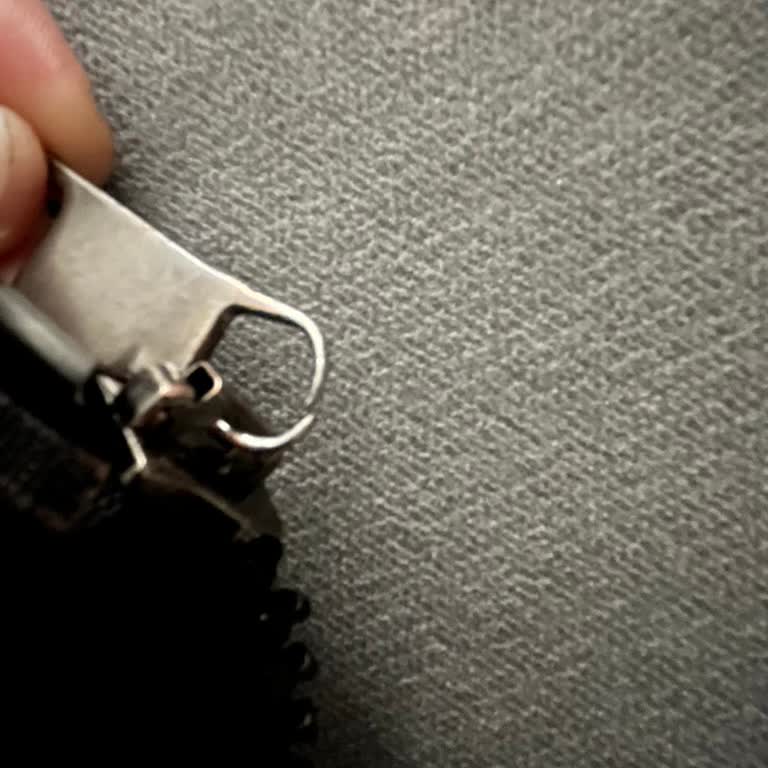 Kırık Fermuar Ve Kaba Personel Nedeniyle Mont Değişim Talebi