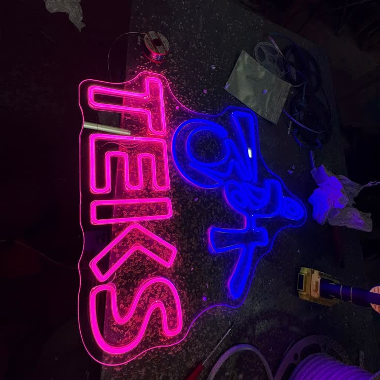 Neon Sanatçısı Yanlış Renk, Eksik İşçilik Ve 32 Gün Gecikme