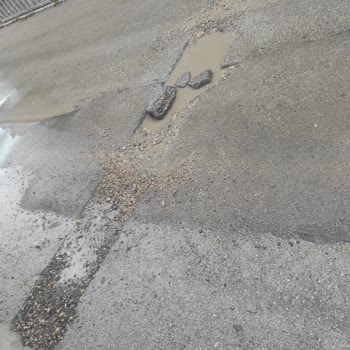 Kapı Önündeki Çukur Ve Çamur İçin Asfalt Çalışması Acil