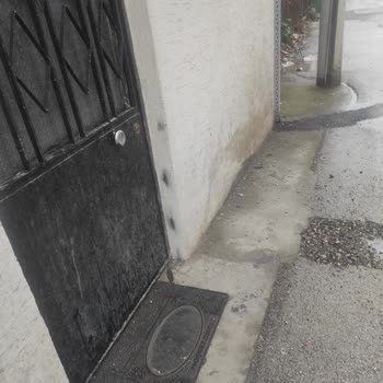 Kapı Önündeki Çukur Ve Çamur İçin Asfalt Çalışması Acil