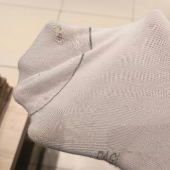 Beyaz Çoraplar İlk Kullanımda Eridi, Mağaza Değişim Reddetti