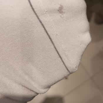 Beyaz Çoraplar İlk Kullanımda Eridi, Mağaza Değişim Reddetti