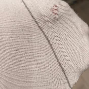 Beyaz Çoraplar İlk Kullanımda Eridi, Mağaza Değişim Reddetti