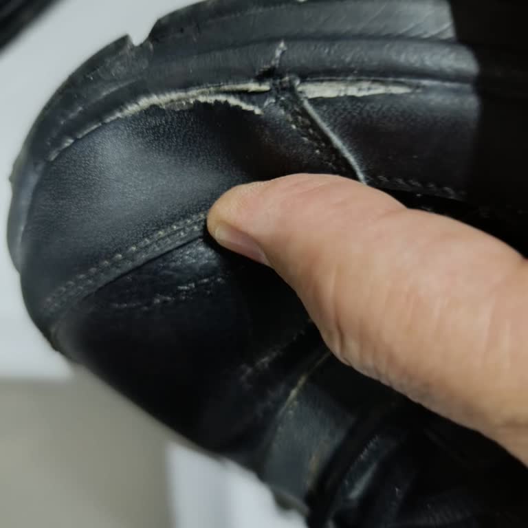 Burun Kısmında Yırtılma Ve Patlama Gören Skechers Ayakkabı