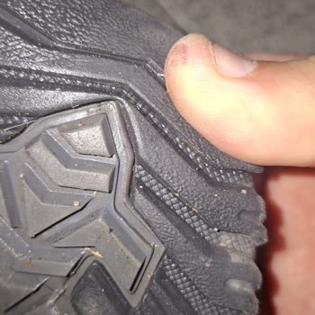 Sağ Ayakkabının Tabanı Ayrıldı Ve Su Alıyor