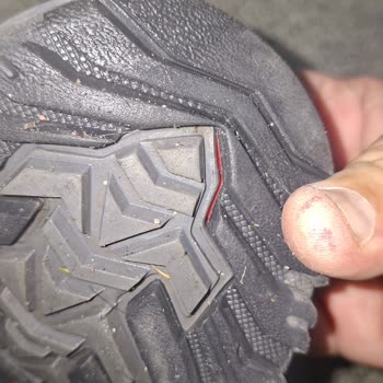 Sağ Ayakkabının Tabanı Ayrıldı Ve Su Alıyor