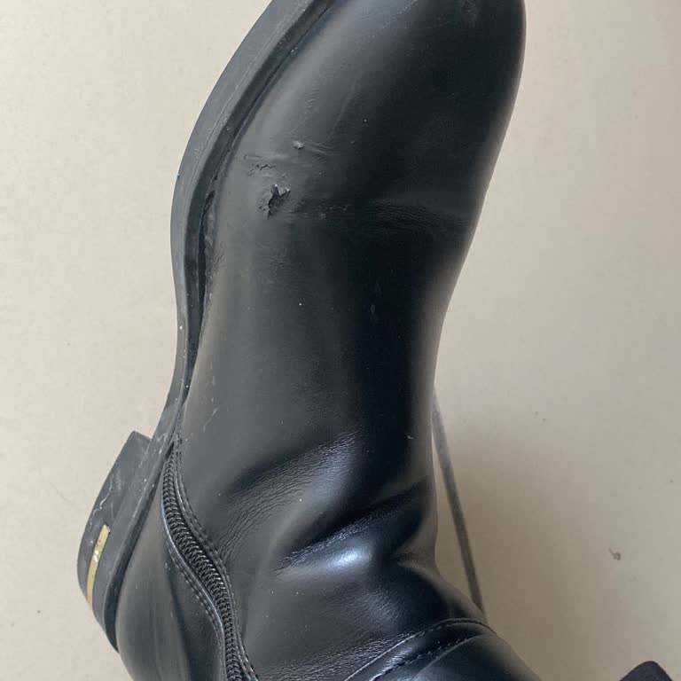 Nine West Kısa Kullanım Sonrası Botların Derisindeki Yırtılmalar ve Mağazadan Cevapsızlık