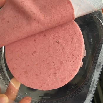 Namet Markalı Hindi Salamında Metal Parçası