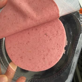 Namet Markalı Hindi Salamında Metal Parçası