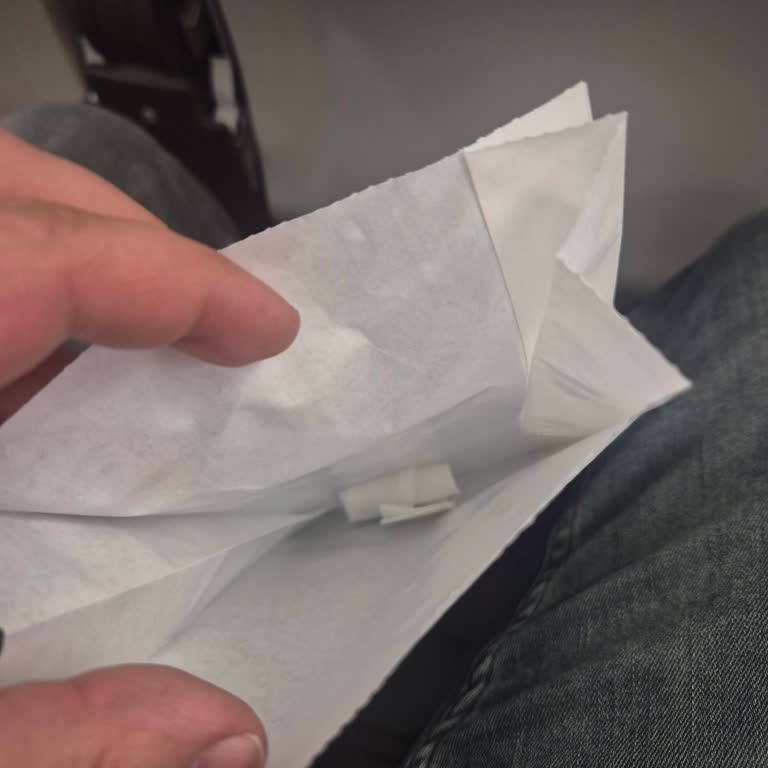 Ajet Uçuşunda İki Saatlik Gecikme, İkram Eksikliği, Hijyen Problemi Ve Bilgilendirme Yetersizliği