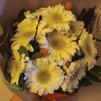 Görseldeki Canlı Çiçekler Solmuş Ve Paketi Özensiz Geldi