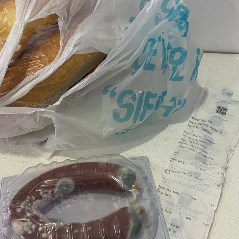 Küflü Sucuk: Mağaza Kontrolünün Yetersizliği