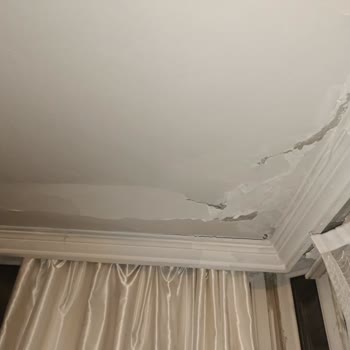 Üst Kat Dairesindeki Sürekli Su Sızıntısı Ve Geniş Hasara Karşı Şikayet