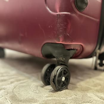 Ajet Uçuşunda Valiz Tekerlekleri Kırıldı, Tamir Veya Yeniden Temin İstiyorum