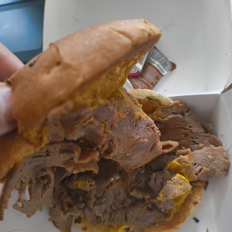 Arby's Maslak Şubesinde Ürün Gramajı Ve İçeriği Görselden Çok Farklı