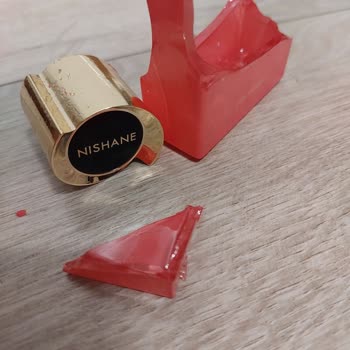 Ağır Kapak Tasarımı Parfüm Şişesini Kırdı, Kullanılamaz Hale Getirdi