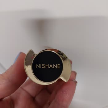 Ağır Kapak Tasarımı Parfüm Şişesini Kırdı, Kullanılamaz Hale Getirdi