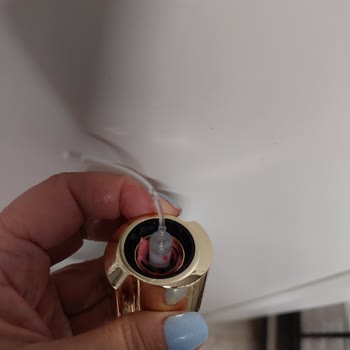 Ağır Kapak Tasarımı Parfüm Şişesini Kırdı, Kullanılamaz Hale Getirdi