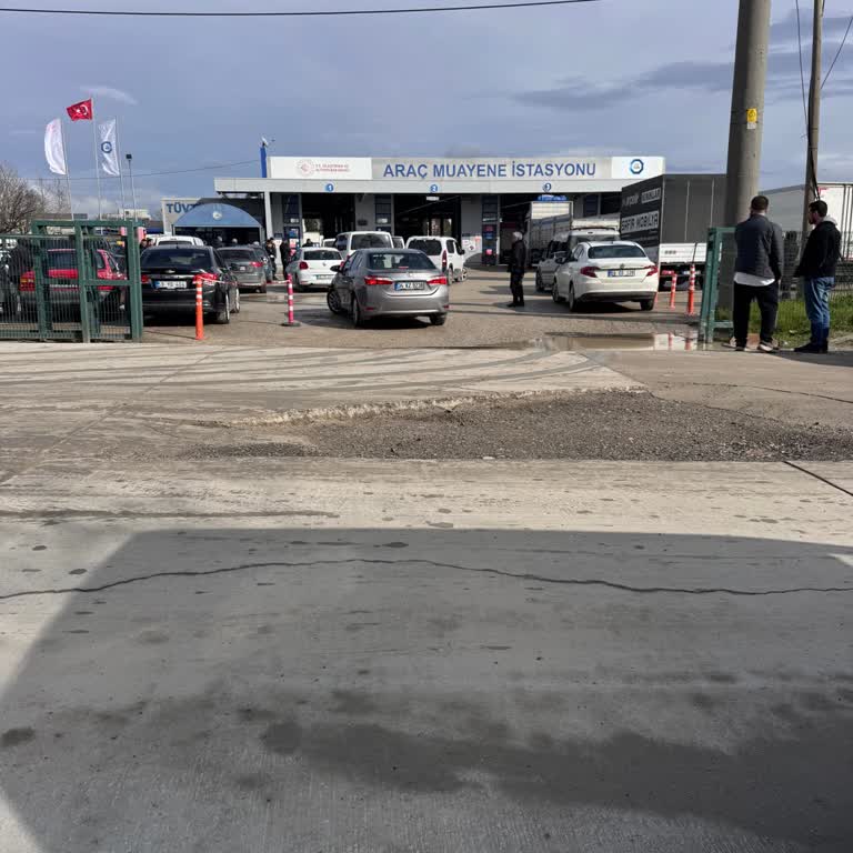 Çorlu Tüvtürk Yolundaki Derin Çukurlar Sürücüleri Tehlikeye Atıyor