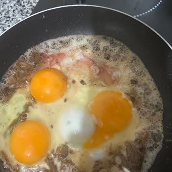 Kırmızı Sıvı Çıkan Yumurta, Kahvaltı Keyfini Mahvetti