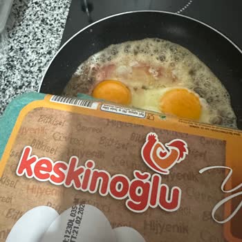 Kırmızı Sıvı Çıkan Yumurta, Kahvaltı Keyfini Mahvetti