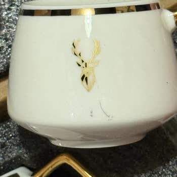 Karaca Züccaciye Fincanların Üzerinde Son Derece Belirgin Çizikler Ve Defolar Vardı