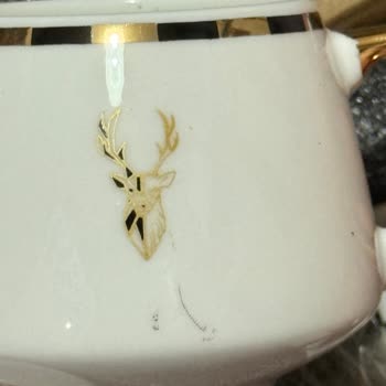 Karaca Züccaciye Fincanların Üzerinde Son Derece Belirgin Çizikler Ve Defolar Vardı