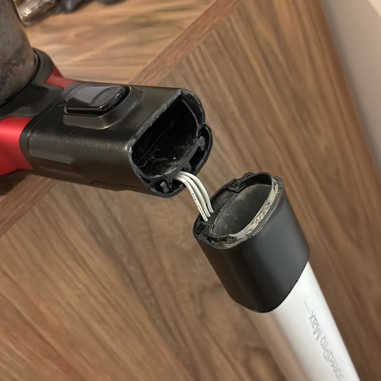 Philips SpeedPro Max Kırmızı Dikey Süpürgenin Gövdesi Kısa Sürede Kırıldı