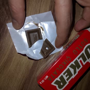 Ülker Çikolatada Canlı Kurt Çocuk Sağlığını Tehlikeye Attı