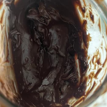Son Kullanma Tarihi Geçmemiş Nutella Kavanozunda Erken Bozulma