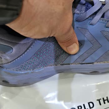 Hummel Denies Refund After Sneakers Tear Within Two Months